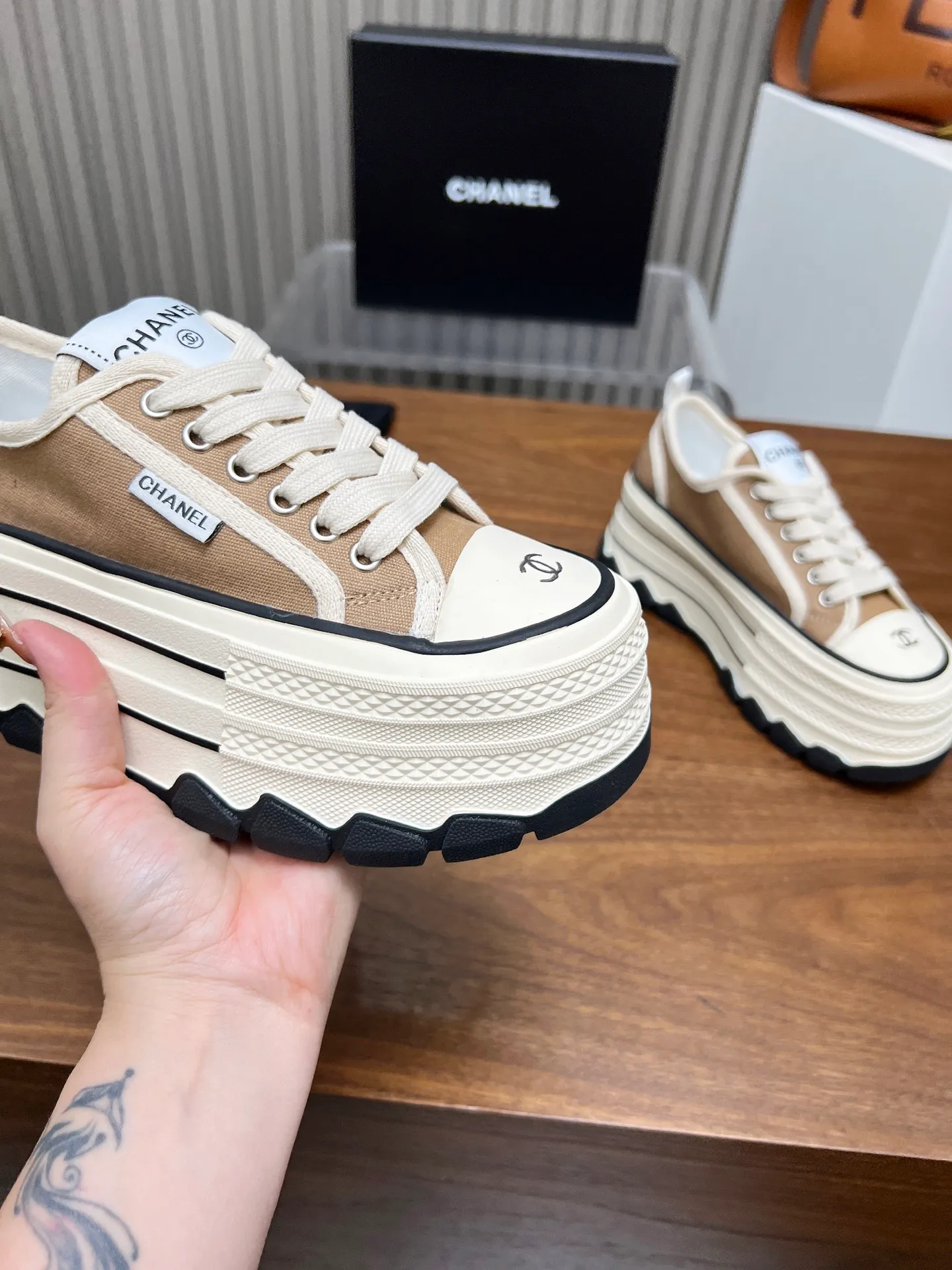 👟👟Ex-factory price 460👟👟 Top version, original quality! ! ! Chanel Chanel - 2025 biscuit shoes, the top casual sports shoes in the counter. This classic design; the style of the upper is made of various craftsmanship; the outsole is fashionable and sporty; the unusual inclusion of a variety of color matching elements... The diversified mix and match is very beautiful and versatile, casual, fashionable, sports and outdoor can be taken into account... ꫛꫀꪝ Go➫ Material: ❶Upper made of: original canvas ❷Inside made of: sheepskin ❸Outsole based on: Original TPU combination outsole, counter quality packaging, complete set for women 35–40